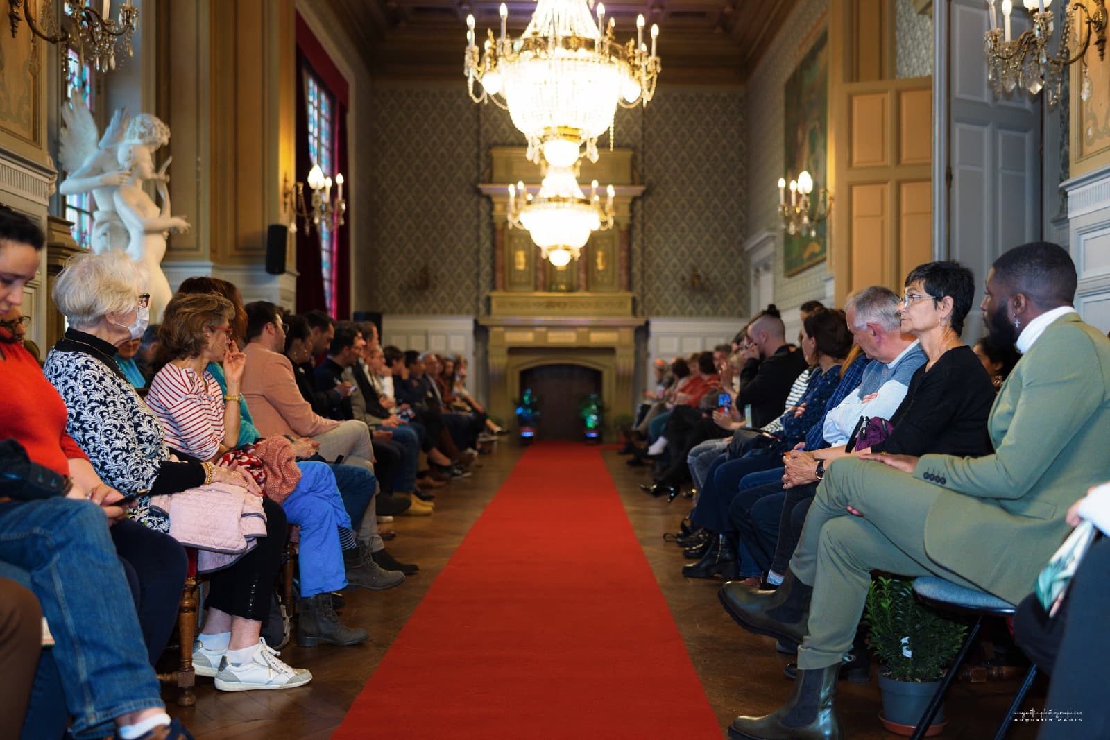Défilé de mode sur tapis rouge
