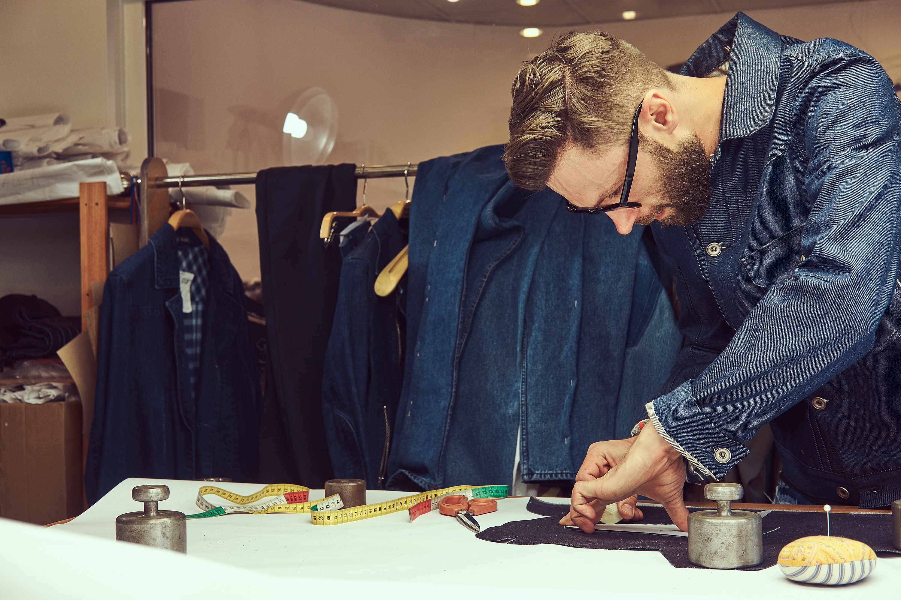 Équipe en formation professionnelle dans le secteur textile et luxe, financée via l'OPCO 2i.